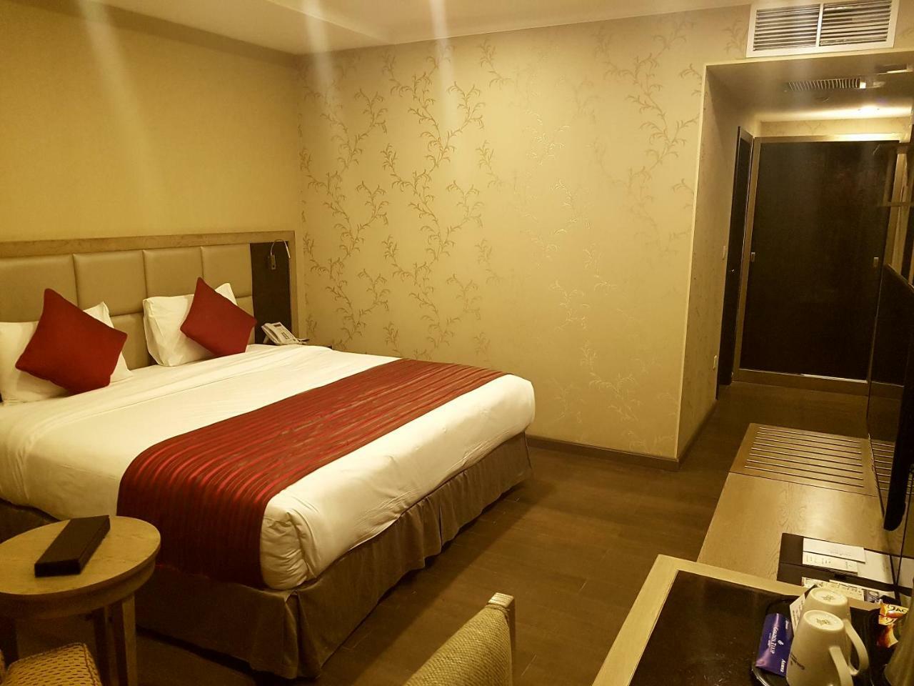 Ramada By Wyndham Bishkek Centre Ξενοδοχείο Εξωτερικό φωτογραφία